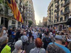 Via Laietana 43 torna a omplir-se per exigir la sortida de la Policia espanyola