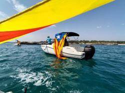 Barques amb les veles estelades davant d'Emp&uacute;ries durant la visita dels Borbons d'aquest migdia