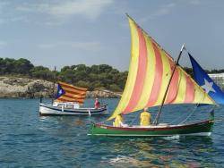 Boicot, talls de carretera i estelades per mar: l'antimonarquisme planta cara a la visita dels Borbons a Emp&uacute;ries