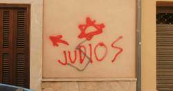 Denuncien pintades de simbologia nazi i antisemita en habitatges vinculats a una activista detinguda a Santa Maria