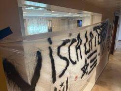 Accions de protesta contra CaixaBank  (patrons de la Fundaci&oacute;n Princesa de Girona) i la mateixa seu de la FPdGi una setmana abans dels actes Borb&ograve;nics a Catalunya