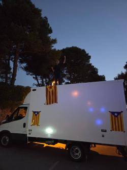 Membres de la CACGI tallen l'acc&eacute;s a les ru&iuml;nes d'Emp&ugrave;ries on s'ha de reunir avui els Borbons