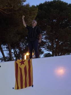 Membres de la CACGI tallen l'acc&eacute;s a les ru&iuml;nes d'Emp&ugrave;ries on s'ha de reunir avui els Borbons