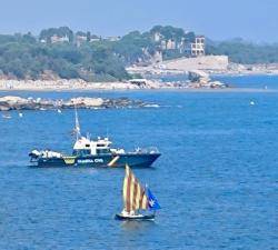 Barques amb les veles estelades davant d'Emp&uacute;ries durant la visita dels Borbons d'aquest migdia
