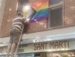La Favb i les entitats ve&iuml;nals de Sant Mart&iacute; denuncien la retirada d'una bandera LGTBIQ+ i alerten d'un augment dels actes d'odi