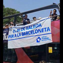 El Sindicat d'Habitatge Socialista atura un autob&uacute;s tur&iacute;stic a la Barceloneta per denunciar la turistificaci&oacute; i reclamar l'expropiaci&oacute; del Bloc Balboa