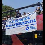 El Sindicat d'Habitatge Socialista atura un autob&uacute;s tur&iacute;stic a la Barceloneta per denunciar la turistificaci&oacute; i reclamar l'expropiaci&oacute; del Bloc Balboa
