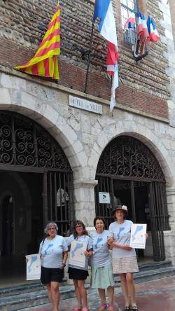 Dones dels Pa&iuml;sos Catalans reivindiquen davant l�Ajuntament de Perpiny&agrave; el catal&agrave; com a pilar de la naci&oacute;