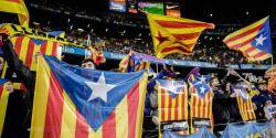 El Camp Nou s�omple d�estelades en resposta a l�agressi&oacute; policial d�Elx