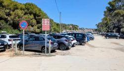 El GOB exigeix clausurar l?aparcament il&middot;legal de Cala Llombards