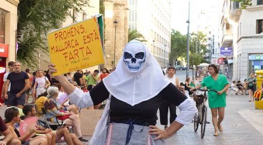 Milers de persones &laquo;prenen la fresca&raquo; a Palma contra la massificaci&oacute; tur&iacute;stica
