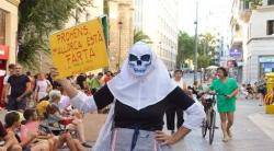 Milers de persones &laquo;prenen la fresca&raquo; a Palma contra la massificaci&oacute; tur&iacute;stica