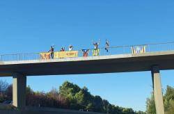 Estelades a un pont de Vilademuls (Pla de l'Estany) sobre l'AP-7
