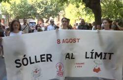 Milers de persones surten al carrer sota el lema &laquo;S&oacute;ller, al l&iacute;mit&raquo; contra la turistificaci&oacute;