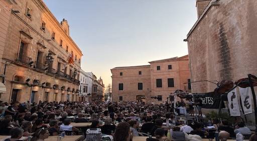 M&eacute;s de 800 persones ocupen el centre de Ciutadella contra la saturaci&oacute; tur&iacute;stica