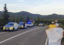 Un desplegament de quatre dotacions policials s'ha personat al Pont de Santa Cristina d'Aro amb l'objectiu de retirar les banderes estelades i pancartes que s'havien penjat.