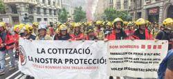 Centenars de bombers es manifesten a Barcelona per exigir protecci&oacute; davant els t&ograve;xics i millores laborals