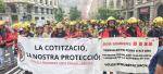 Centenars de bombers es manifesten a Barcelona per exigir protecci&oacute; davant els t&ograve;xics i millores laborals