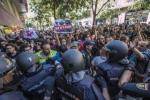 Nou anys del 20-S: quan la mobilitzaci&oacute; va impedir l�entrada de la policia a la seu de la CUP