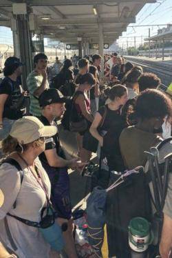 La plataforma denuncia trens saturats entre Tarragona i Barcelona i noves incid&egrave;ncies a l'R2 Sud despr&eacute;s de participar en la mobilitzaci&oacute; contra l'ampliaci&oacute; del Prat