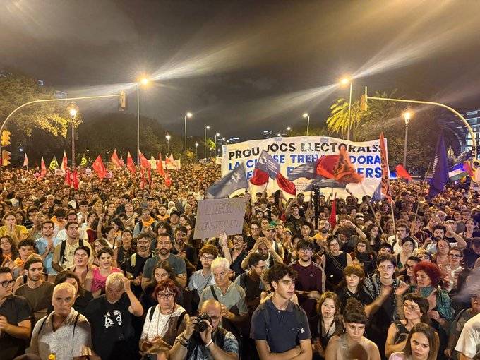 Milers de persones tallen la Diagonal per exigir que el &laquo;Decret Maricarmen&raquo; no sigui &laquo;una farsa&raquo;