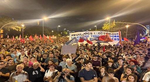 Milers de persones tallen la Diagonal per exigir que el &laquo;Decret Maricarmen&raquo; no sigui &laquo;una farsa&raquo;