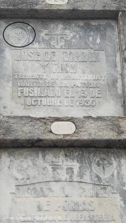 Tomba de Jos&eacute; Borb&oacute;n y Rich (amb la flor de lis borb&ograve;nica) al cementiri de Girona. A sota hi ha la tomba del tamb&eacute; militar colpista  Joaqu&iacute;n Ruiz de Porras.