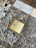 Cervi&agrave; de Ter homenatja els seus ve&iuml;ns v&iacute;ctimes del nazisme amb la instal&middot;laci&oacute; de llambordes "Stolpersteine"