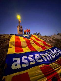 L'ANC il&middot;lumina el Montseny amb 60 farells per reivindicar que l'independentisme continua dempeus