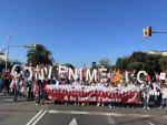Mig miler de metges es manifesten a Barcelona en el primer dia de vaga indefinida