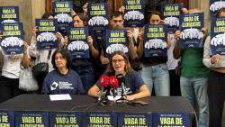 Anna Olesti (dreta), ve&iuml;na del bloc i portaveu del Sindicat d?Habitatge Socialista de Catalunya, avui a la roda de premsa atenent als mitjanst junt amb la Corina (esquerre), tamb&eacute; ve&iuml;na del Bloc Papallona.