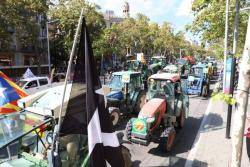 Uni&oacute; de Pagesos mobilitza prop de 200 tractors i m&eacute;s d'un miler de persones a Barcelona per exigir solucions a la crisi agr&agrave;ria